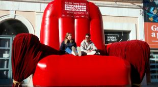 La butaca inflable gegant que és l'emblema de la campanya al davant del Teatre de Salt