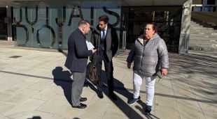 Els familiars d'una de les persones que va morir a la residència als jutjats d'Olot
