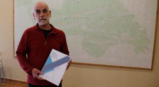 L'alcalde de les Llosses, Jaume Cuní, amb l'estudi d'habitatge a la mà