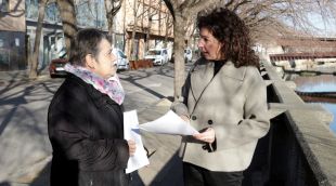 La presidenta de l'Associació per la recuperació de la memòria històrica de Llagostera, Teresa Mur, i l'advocada Montserrat Vinyets