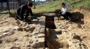 Dos arqueòlegs de la UdG excavant el tram d'aqüeducte del segle I que s'ha descobert a la vil·la romana del Pla de l'Horta