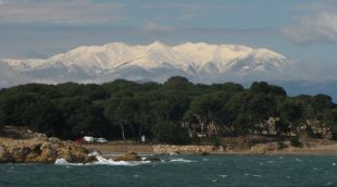El Canigó i l'Albera nevats aquest matí, vistos des de l'Escala