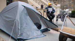 El veí de Ribes acampat davant de l'Ajuntament