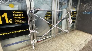 L'entrada als cinemes, precintada i amb el nou cadenat