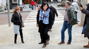 L'alcaldessa de Ripoll, Sílvia Orriols, arribant a l'Ajuntament de Ripoll