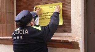 Un agent de la Policia Local de Lloret de Mar clausura un apartament turístic il·legal