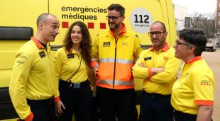 El cap territorial del SEM a Girona, Jordi Jiménez, tres dels sanitaris que van atendre un part a domicili a Quart i la infermera del CECOS