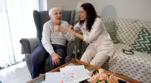 Catalina Sureda i la doctora Aroa Illa amb les receptes de cuina