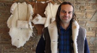 El pastor i geòleg de Ripoll, Miquel Casas, amb les pells de xai que confecciona i ven