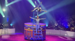 Dues artistes de la companyia Suining Acrobatic Troupe fan equilibris amb tasses al cap en el Festival Internacional del Circ a Girona
