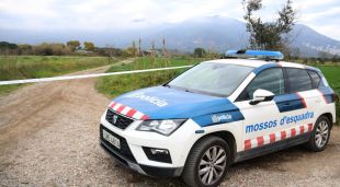 El cotxe patrulla dels Mossos a l'entrada del camí a Roses on s'ha trobat el cadàver