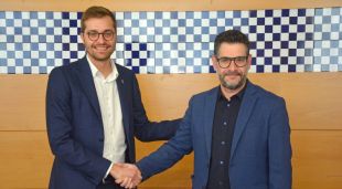 El portaveu d'ERC, Josep Quintana, i Agustí Arbós, en una encaixada de mans després de la roda de premsa