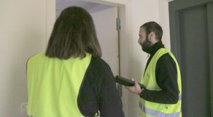 Els verificadors comprovant un padró en un habitatge