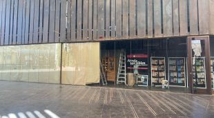 Imatge de l'exposició vista des de fora