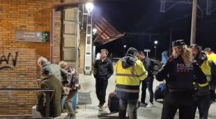 Els passatgers afectats arribant a l'estació de Ribes de Freser