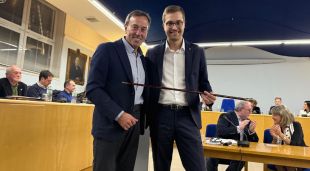 El nou alcalde d'Olot, Agustí Arbós, rep la vara del seu antecessor, Pep Berga