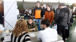 Estudiants d'FP de l'institut Narcís Xifra fent cua per participar en una de les entrevistes llampec amb les empreses