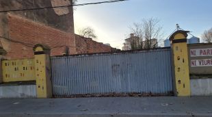 Imatge de l'entrada del solar que ha comprat una de les entitats