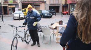 El veí de Ribes, Albert Grabalosa, parlant amb l'acaldessa
