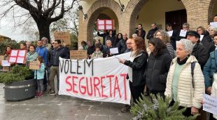 La lectura del manifest a la protesta a Torroella de Fluvià contra els atacs continuats de gossos