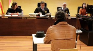 D'esquena, el condemnat per atacar una parella amb una copa de vidre en una discoteca de Platja d'Aro. Foto del judici a l'Audiència de Girona