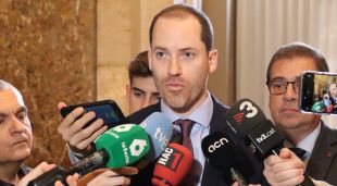 El portaveu del PP, Juan Fernández, atén la premsa als passadissos del Parlament