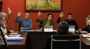 Els regidors del govern a la Jonquera votant a favor