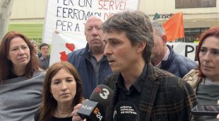 El diputat de Junts, Salvador Vergés, en una atenció als mitjans a l'estació de trens de Figueres