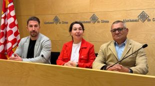 D'esquerra a dreta, els regidors del PSC Àngel Martínez, Bea Esporrín i Josep Paluzié