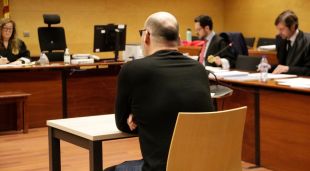 D'esquenes, l'administrador de finques d'una comunitat de Girona acusat d'embutxacar-se més de 86.000 euros