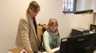 La defensora de la ciutadania de Girona, Marta Alsina (esquerra)