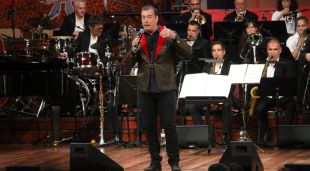 Un moment de l'actuació de Cris Juanico durant l'homenatge a Núria Feliu