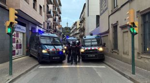 Furgonetes dels Mossos d'Esquadra protegeixen el carrer de la comissaria Vista Alegre a Girona