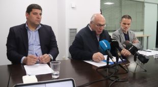 El president de la FOEG, Ernest Plana, acompanyat per dos vicepresidents, aquest matí