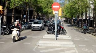 Un dels trams del carrer de la Creu, amb el carril per als cotxes, els aparcaments al centre i el carril bici a l'altre costat