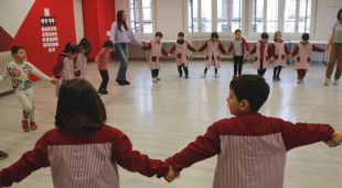 La classe on aprenen a ballar sardanes
