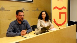 L'alcalde de Girona, Lluc Salellas, i la regidora de Llengua Catalana, Núria Riquelme, aquest matí