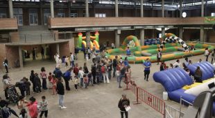 Alguns dels inflables que hi ha al parc infantil que fa l'Ajuntament de Girona per Setmana Santa
