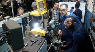 El primer curs de l'Escola Metall Girona està formant una quinzena d'alumnes i encarant-los cap a feines del sector