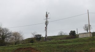 La torre amb les antenes dels diferents operadores