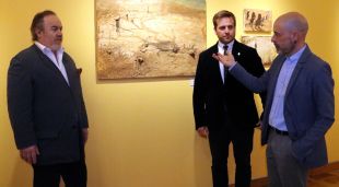 D'esquerra a dreta, Arminio Sciolli, Jordi Camps i Robert Fàbregas, davant una de les pintures de Miquel Barceló