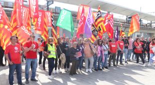 Un conjunt de sindicalistes es manifesten per una millor seguretat laboral i més prevenció de riscos
