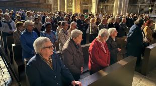 Alguns dels fidels que han assistit a la missa pel Papa Francesc a Girona