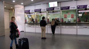 A les taquilles de Renfe diversos usuaris demanaven informació sobre les alternatives per viatjar