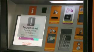 Les màquines expenedores de bitllets informaven que no hi ha servei de trens