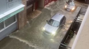 El carrer Industria totalment negat