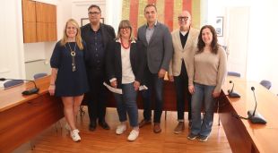 Els alcaldes de Platja d'Aro, Sant Feliu de Guíxols i Santa Cristina d'Aro amb les regidores de Promoció Econòmica de cada municipi