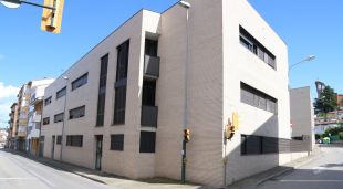 El bloc de pisos de Caixabank que sobre el que s'ha fet la moció