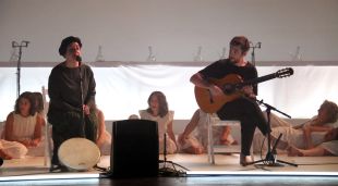 Raül Refree i Maria Mazzota a l'escenari del teatre Kursaal de Manresa, durant la Fira Mediterrània