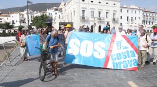 Membres de SOS Costa Brava es manifesten a Cadaqués